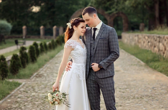 Wedding couple in outdoor setting