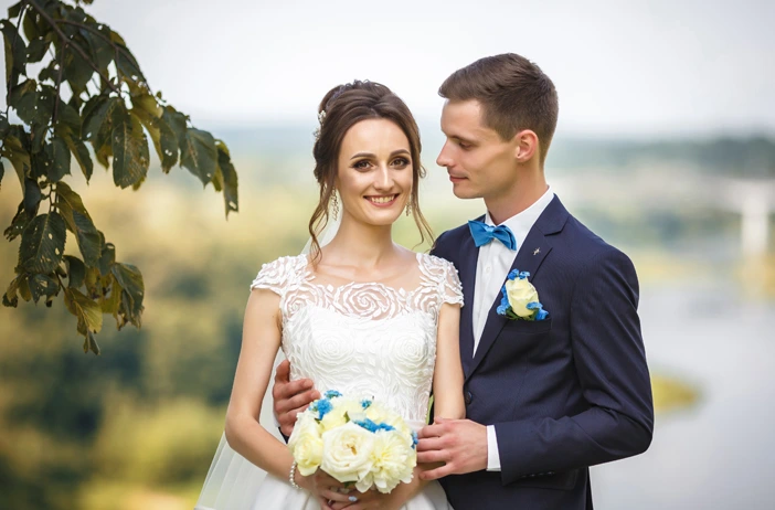 Wedding couple in outdoor setting