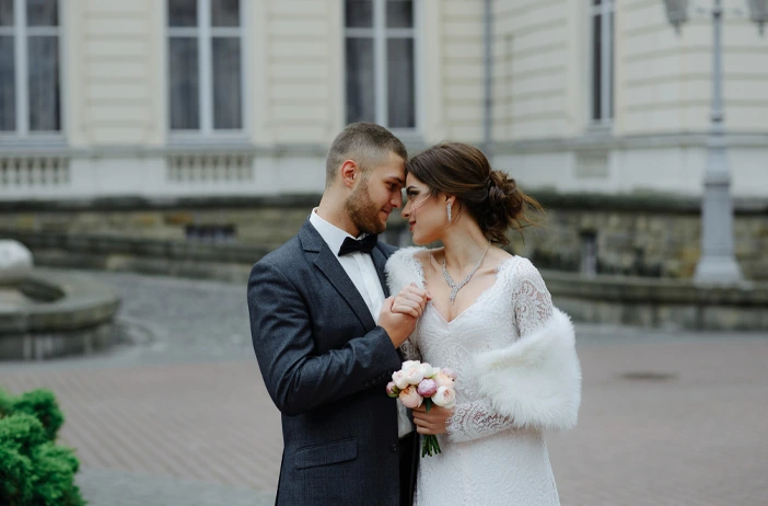 Wedding couple in outdoor setting